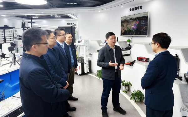 廣西農(nóng)村投資集團(tuán)有限公司黨委書記、董事長廖應(yīng)燦一行蒞臨托普云農(nóng)調(diào)研參觀