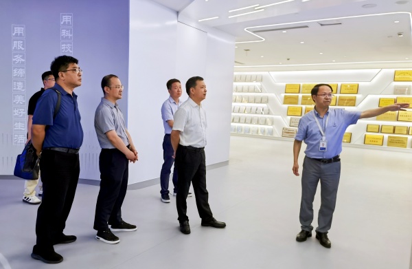 拱墅區(qū)人大常委會(huì)黨組書(shū)記、主任鮑一飛帶隊(duì)走訪(fǎng)托普云農(nóng)